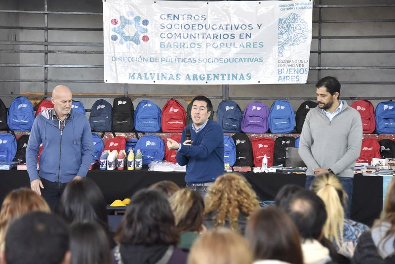 Nardini realizó la entrega de kits didácticos para 11 centros socioeducativos de Malvinas Argentinas