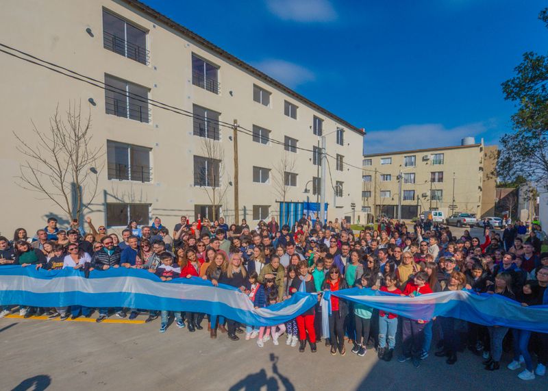 Andreotti y los vecinos del Barrio Tiro Federal inauguraron una nueva torre de viviendas