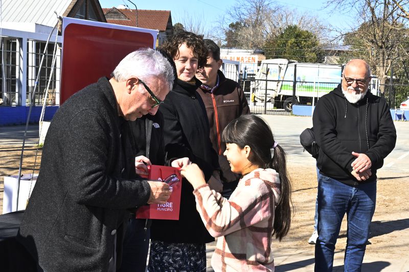 En General Pacheco, Zamora entregó nuevos pares de anteojos a estudiantes del distrito