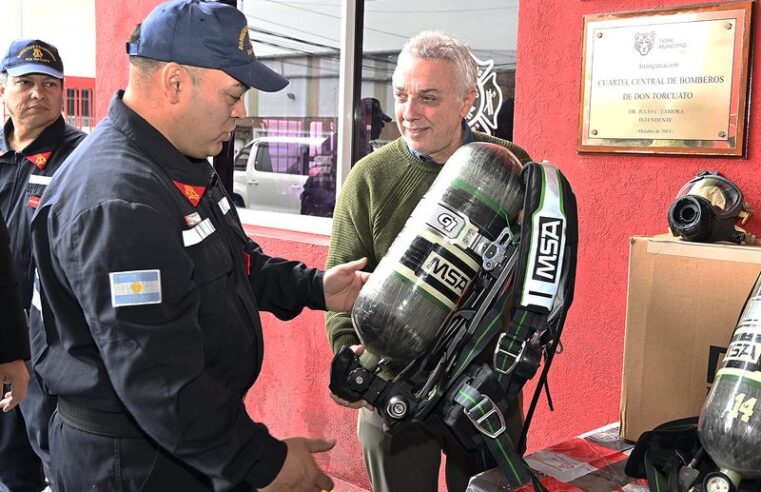 Zamora encabezó entregó equipamiento a los Bomberos Voluntarios de Don Torcuato