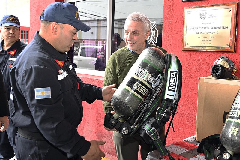 Zamora encabezó entregó equipamiento a los Bomberos Voluntarios de Don Torcuato