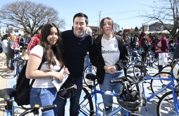 2.500 estudiantes secundarios de Malvinas Argentinas ya recibieron su bicicleta