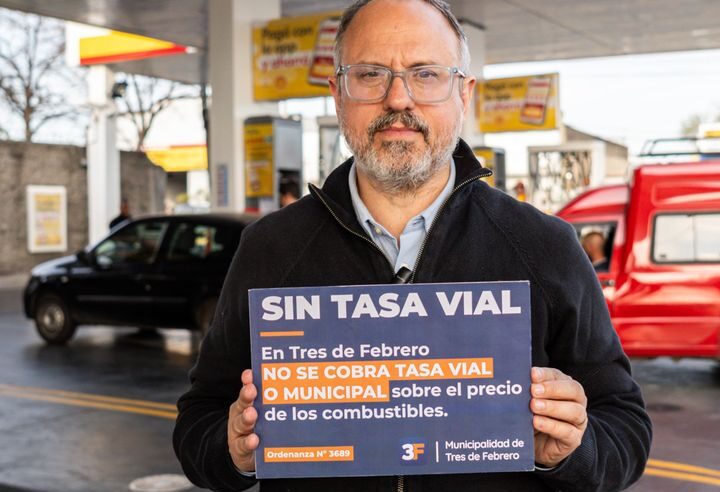 Valenzuela le dice no a la Tasa Vial: su cartel en las estaciones de servicio y el aval de Caputo