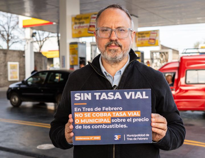 Valenzuela le dice no a la Tasa Vial: su cartel en las estaciones de servicio y el aval de Caputo