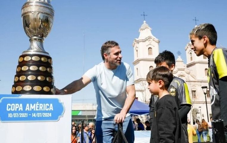 Miles de personas celebraron y se fotografiaron en Pilar con las Copas que ganó la Selección