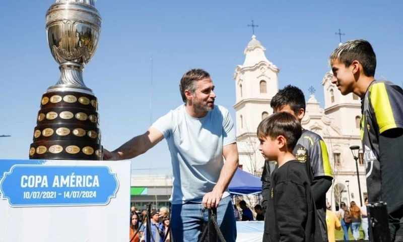 Miles de personas celebraron y se fotografiaron en Pilar con las Copas que ganó la Selección