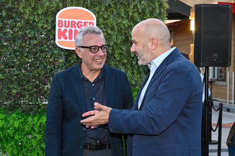 Zamora acompañó la inauguración oficial de las nuevas sucursales de Burger King y Starbucks en Tigre