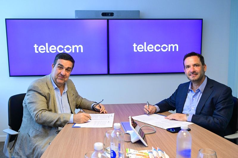 Firman convenio con Telecom para aumentar la cobertura y calidad de internet en 12 barrios de Escobar