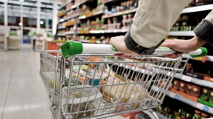 Los argentinos siguen restringiendo sus consumos en autoservicios y supermercados a pesar de la menor inflación