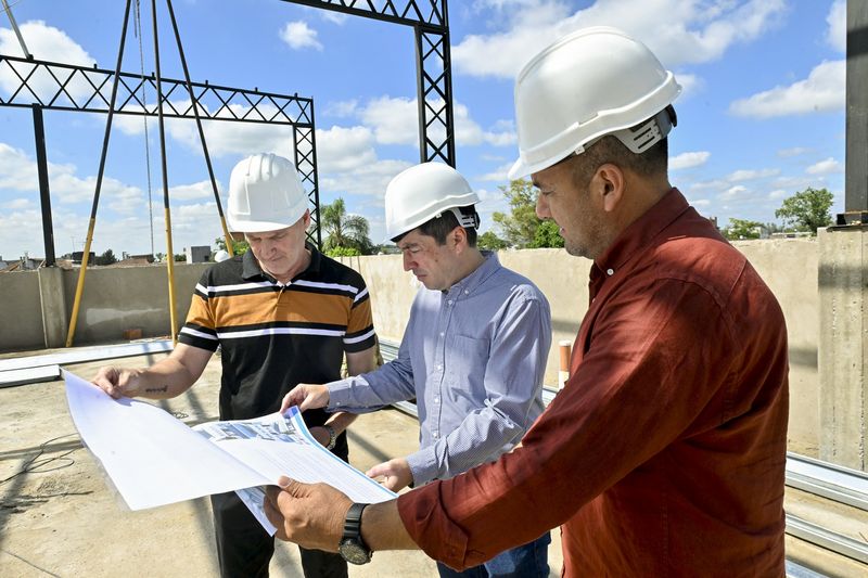 Nardini supervisó el avance de importantes obras educativas en Malvinas Argentinas