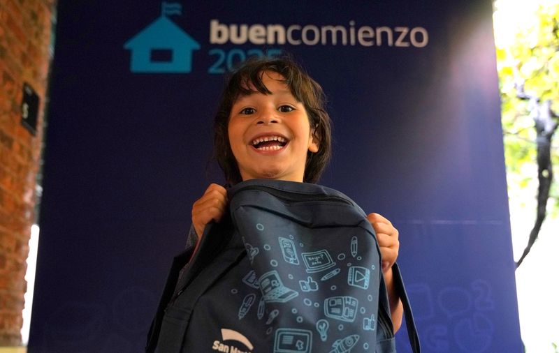 San Martín entregó 4 mil kits escolares a chicas y chicos que empiezan 1° grado